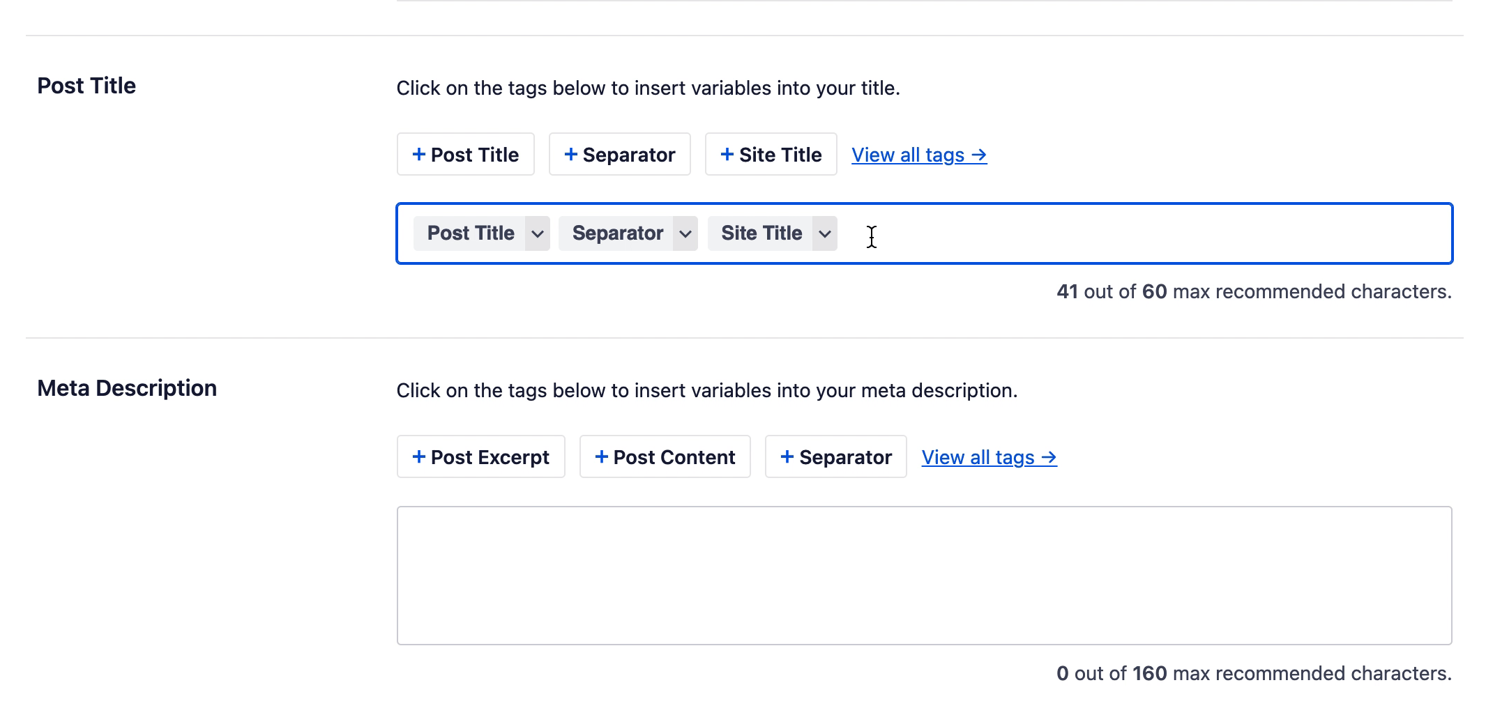 Screenshot einer SEO-Tag-Builder-Benutzeroberfläche, die "Beitragstitel", "Trennzeichen", "Seitentitel"-Chips und einen großen Eingabebereich zeigt; enthält einen Link "Alle Tags anzeigen". Screenshot einer SEO-Tag-Builder-Benutzeroberfläche, die "Beitragstitel", "Trennzeichen", "Seitentitel"-Chips und einen großen Eingabebereich zeigt; enthält einen Link "Alle Tags anzeigen".