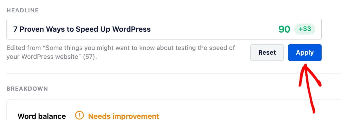 Pannello UI per l'ottimizzazione di un titolo: mostra '7 modi comprovati per velocizzare WordPress' con il pulsante Applica e un badge di punteggio 90 con +33. Un titolo riscritto che ottiene un punteggio di 90 con un guadagno di 33, e i pulsanti Reimposta e Applica sotto il campo