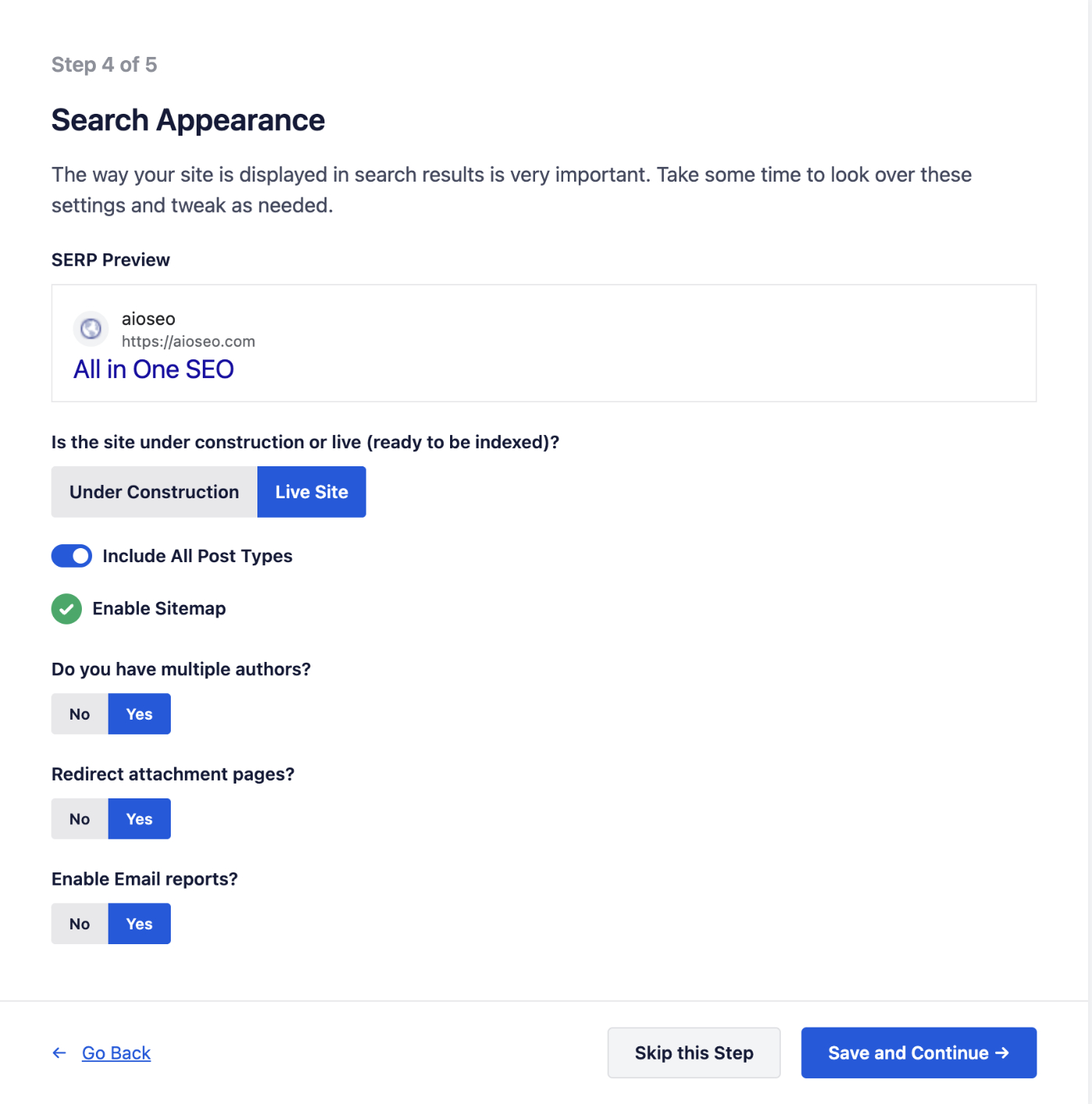 A etapa Aparência da Pesquisa mostrando a prévia da SERP e configurações para status do site, tipos de postagem e relatórios por e-mail, com o botão Salvar e Continuar