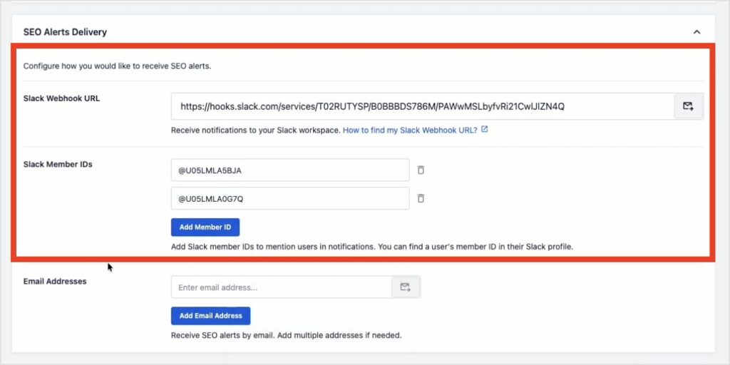 Gli avvisi SEO mostrano i campi completati per l'URL del webhook Slack e due ID membro Slack.
