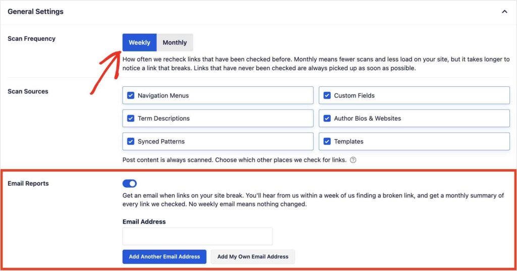 Pagina Impostazioni generali che mostra le opzioni di frequenza di scansione (Settimanale selezionato), caselle di controllo delle origini e una sezione Email Reports con un interruttore e campi per l'indirizzo.