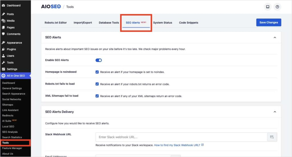 Capture d'écran de l'administration WordPress montrant la page Outils AIOSEO > Alertes SEO avec les bascules activées et la navigation de gauche visible. Un aperçu montrant comment activer les alertes SEO dans WordPress